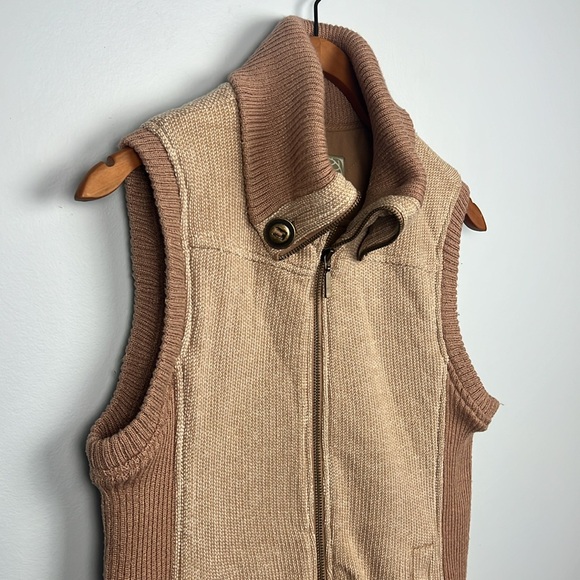 Green Tea medium neutral tan women’s knit zippered vest - Picture 2 of 10